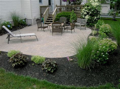 patio landscaping ideas pictures|landscaping around a concrete patio.